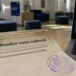 rdv collectif france travail : convocation sur table près d’un ordinateur